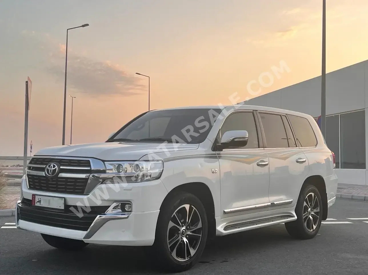 Toyota  Land Cruiser  VXR  2016  Automatic  213,000 Km  8 Cylinder  Four Wheel Drive (4WD)  SUV  White