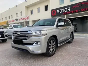 Toyota  Land Cruiser  VXS  2016  Automatic  266,000 Km  8 Cylinder  Four Wheel Drive (4WD)  SUV  Silver