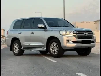 Toyota  Land Cruiser  VXR  2017  Automatic  260,000 Km  8 Cylinder  Four Wheel Drive (4WD)  SUV  Silver