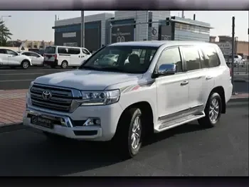 Toyota  Land Cruiser  GXR  2017  Automatic  153,000 Km  8 Cylinder  Four Wheel Drive (4WD)  SUV  White