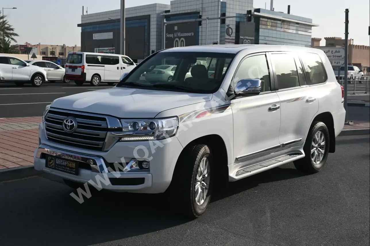 Toyota  Land Cruiser  GXR  2017  Automatic  153,000 Km  8 Cylinder  Four Wheel Drive (4WD)  SUV  White