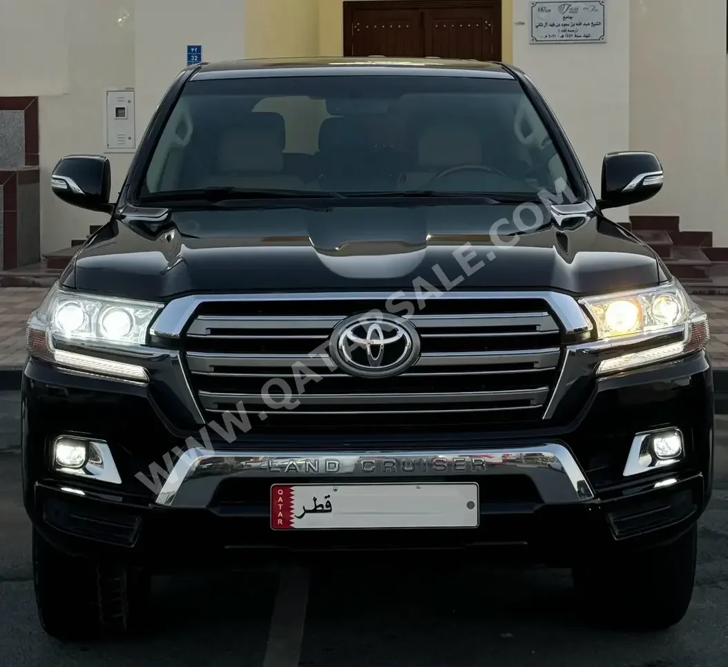 Toyota  Land Cruiser  GXR  2017  Automatic  102,000 Km  8 Cylinder  Four Wheel Drive (4WD)  SUV  Black