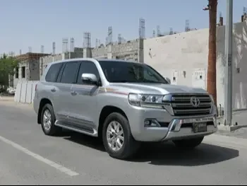 Toyota  Land Cruiser  GXR  2016  Automatic  197,000 Km  8 Cylinder  Four Wheel Drive (4WD)  SUV  Silver