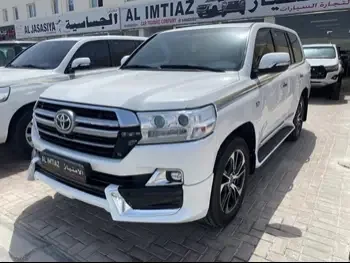 Toyota  Land Cruiser  VXR  2017  Automatic  260,000 Km  8 Cylinder  Four Wheel Drive (4WD)  SUV  White