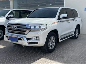 Toyota  Land Cruiser  GXR  2017  Automatic  287,000 Km  8 Cylinder  Four Wheel Drive (4WD)  SUV  White