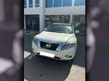 Nissan  Pathfinder  SV  2014  Automatic  77,000 Km  6 Cylinder  Four Wheel Drive (4WD)  SUV  White