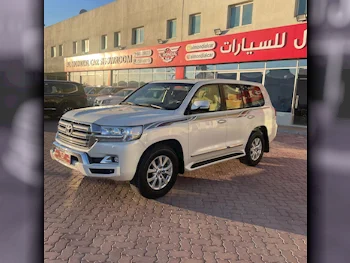 Toyota  Land Cruiser  GXR  2017  Automatic  302,000 Km  6 Cylinder  Four Wheel Drive (4WD)  SUV  White