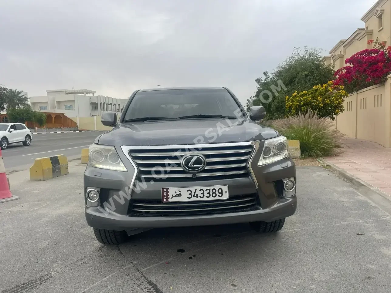 Lexus  LX  570  2013  Automatic  311,000 Km  8 Cylinder  Four Wheel Drive (4WD)  SUV  Gray