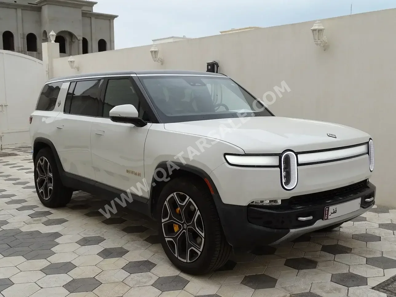 Rivian  R1 T  2023  Automatic  300 Km  0 Cylinder  Four Wheel Drive (4WD)  SUV  White  With Warranty