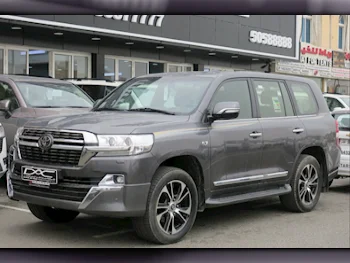 Toyota  Land Cruiser  VXR  2020  Automatic  126,000 Km  8 Cylinder  Four Wheel Drive (4WD)  SUV  Gray