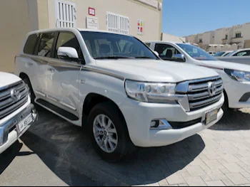 Toyota  Land Cruiser  VXR  2016  Automatic  296,000 Km  8 Cylinder  Four Wheel Drive (4WD)  SUV  Pearl