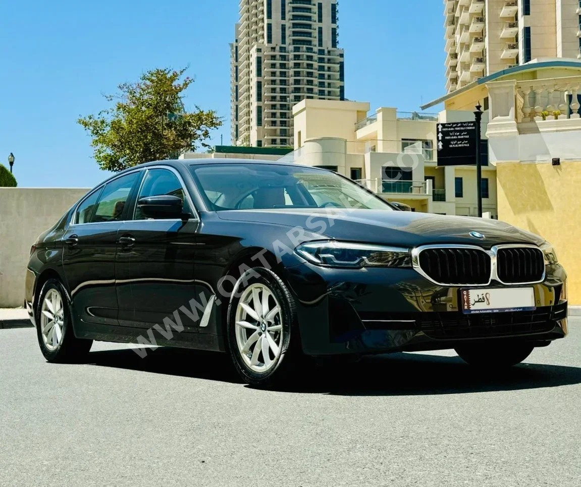 BMW  5-Series  520i  2023  Automatic  33٬000 Km  4 Cylinder  Rear Wheel Drive (RWD)  Sedan  Dark Gray