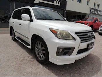 Lexus  LX  570 S  2015  Automatic  300,000 Km  8 Cylinder  Four Wheel Drive (4WD)  SUV  White