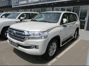 Toyota  Land Cruiser  VXR  2016  Automatic  253,000 Km  8 Cylinder  Four Wheel Drive (4WD)  SUV  White