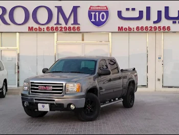 GMC  Sierra  SLE  2013  Automatic  144,000 Km  8 Cylinder  Four Wheel Drive (4WD)  Pick Up  Gray