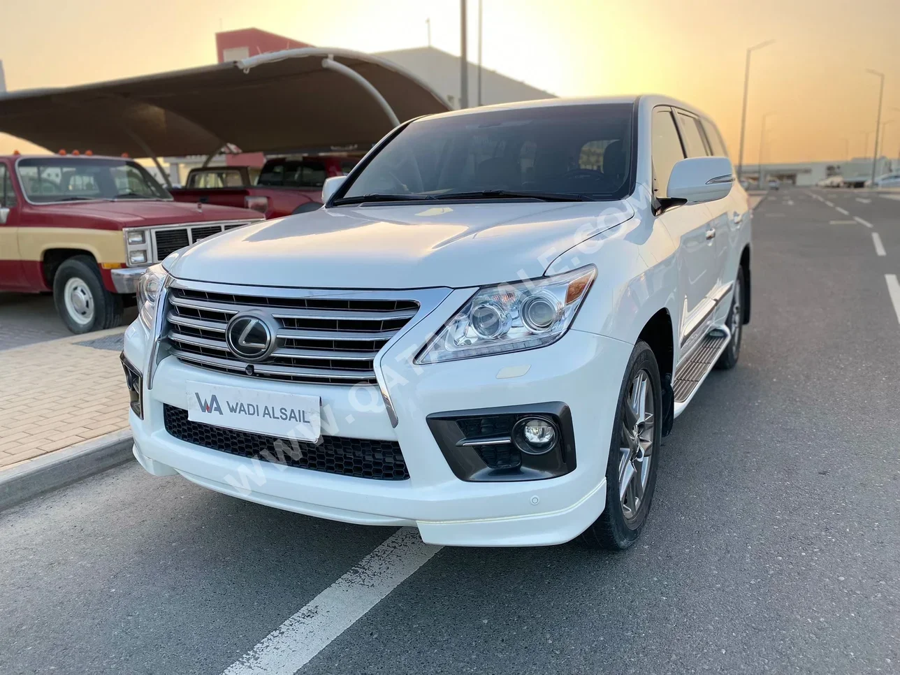 Lexus  LX  570  2014  Automatic  175,000 Km  8 Cylinder  Four Wheel Drive (4WD)  SUV  White