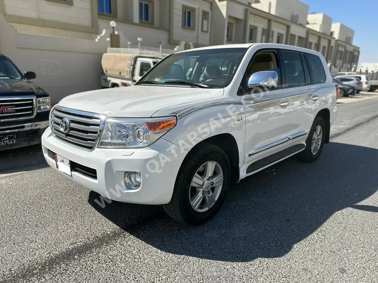 Toyota  Land Cruiser  VXR  2013  Automatic  299,000 Km  8 Cylinder  Four Wheel Drive (4WD)  SUV  White