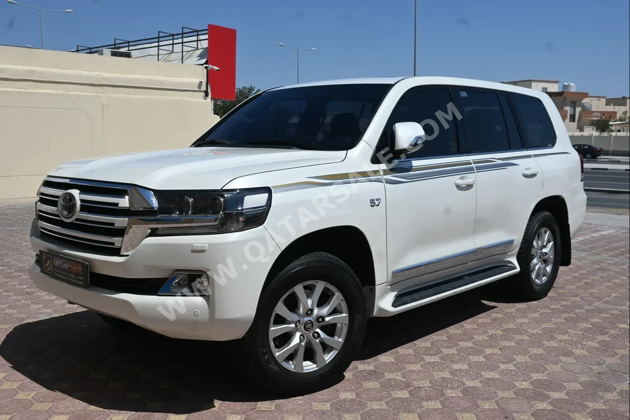 Toyota  Land Cruiser  VXR  2018  Automatic  133,000 Km  8 Cylinder  Four Wheel Drive (4WD)  SUV  White