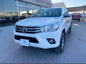 Toyota  Hilux  SR5  2017  Manual  138٬000 Km  4 Cylinder  Four Wheel Drive (4WD)  Pick Up  White