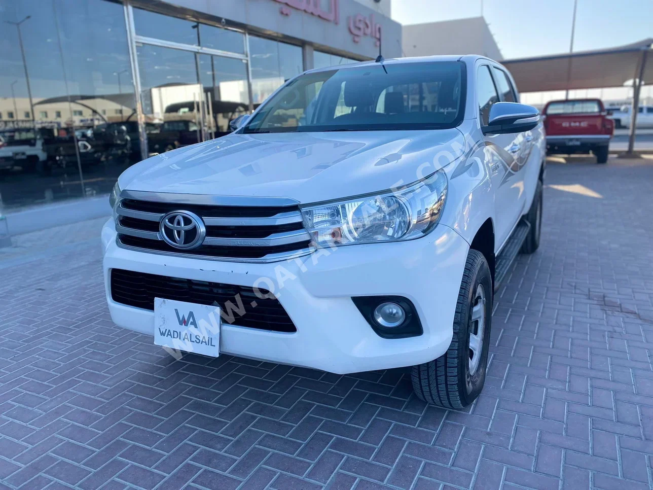 Toyota  Hilux  SR5  2017  Manual  138٬000 Km  4 Cylinder  Four Wheel Drive (4WD)  Pick Up  White