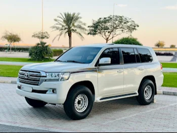 Toyota  Land Cruiser  GXR  2016  Automatic  104,000 Km  6 Cylinder  Four Wheel Drive (4WD)  SUV  White