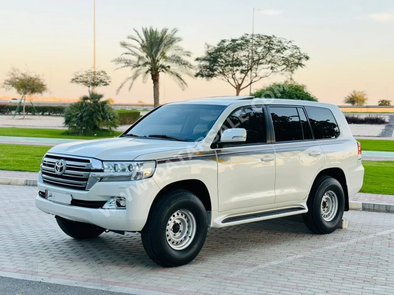 Toyota  Land Cruiser  GXR  2016  Automatic  104,000 Km  6 Cylinder  Four Wheel Drive (4WD)  SUV  White