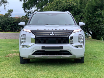 متسوبيشي  أوت لاندر  إس يو في 4 في 4  أبيض  2023