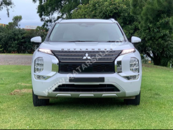 Mitsubishi  Outlander  SUV 4x4  White  2023