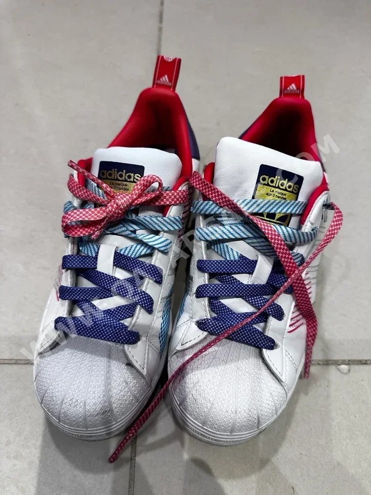 أحذية أديداس  أبيض مقاس 36  نسائي