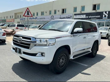 Toyota  Land Cruiser  GXR  2016  Automatic  329,000 Km  8 Cylinder  Four Wheel Drive (4WD)  SUV  White