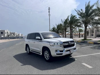 Toyota  Land Cruiser  GXR  2016  Automatic  270,000 Km  8 Cylinder  Four Wheel Drive (4WD)  SUV  White