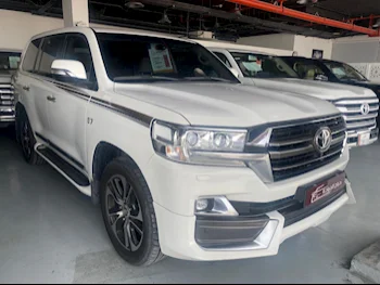 Toyota  Land Cruiser  VXR  2019  Automatic  220,000 Km  8 Cylinder  Four Wheel Drive (4WD)  SUV  White