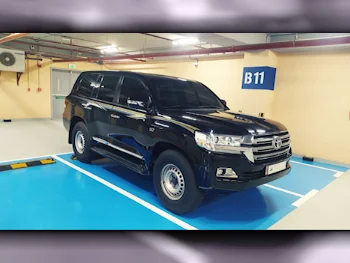 Toyota  Land Cruiser  VXR  2017  Automatic  214,000 Km  8 Cylinder  Four Wheel Drive (4WD)  SUV  Black