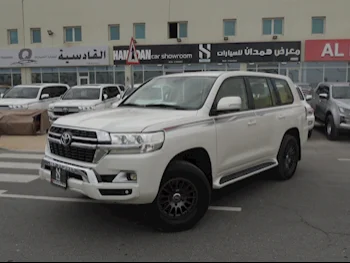 Toyota  Land Cruiser  GXR  2016  Automatic  294,000 Km  6 Cylinder  Four Wheel Drive (4WD)  SUV  White