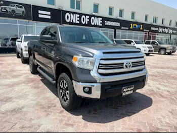 Toyota  Tundra  2016  Automatic  200,000 Km  8 Cylinder  Four Wheel Drive (4WD)  Pick Up  Gray