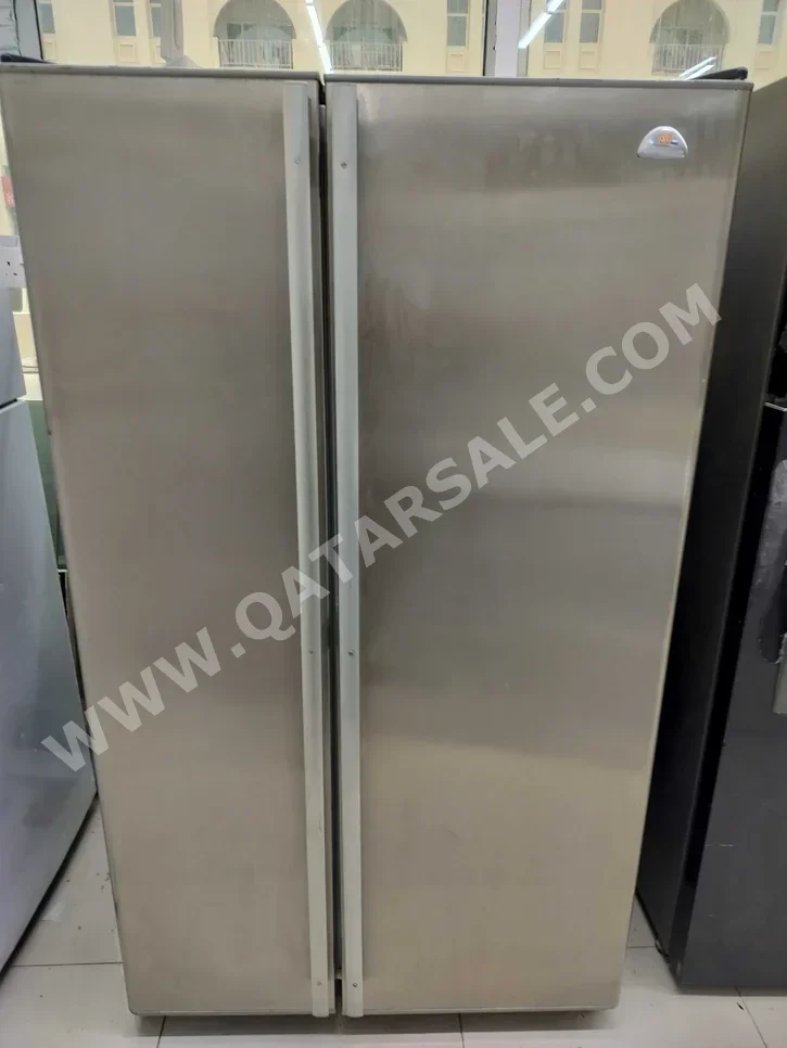 White-Westinghouse  Bottom Freezer Refrigerator  Gray