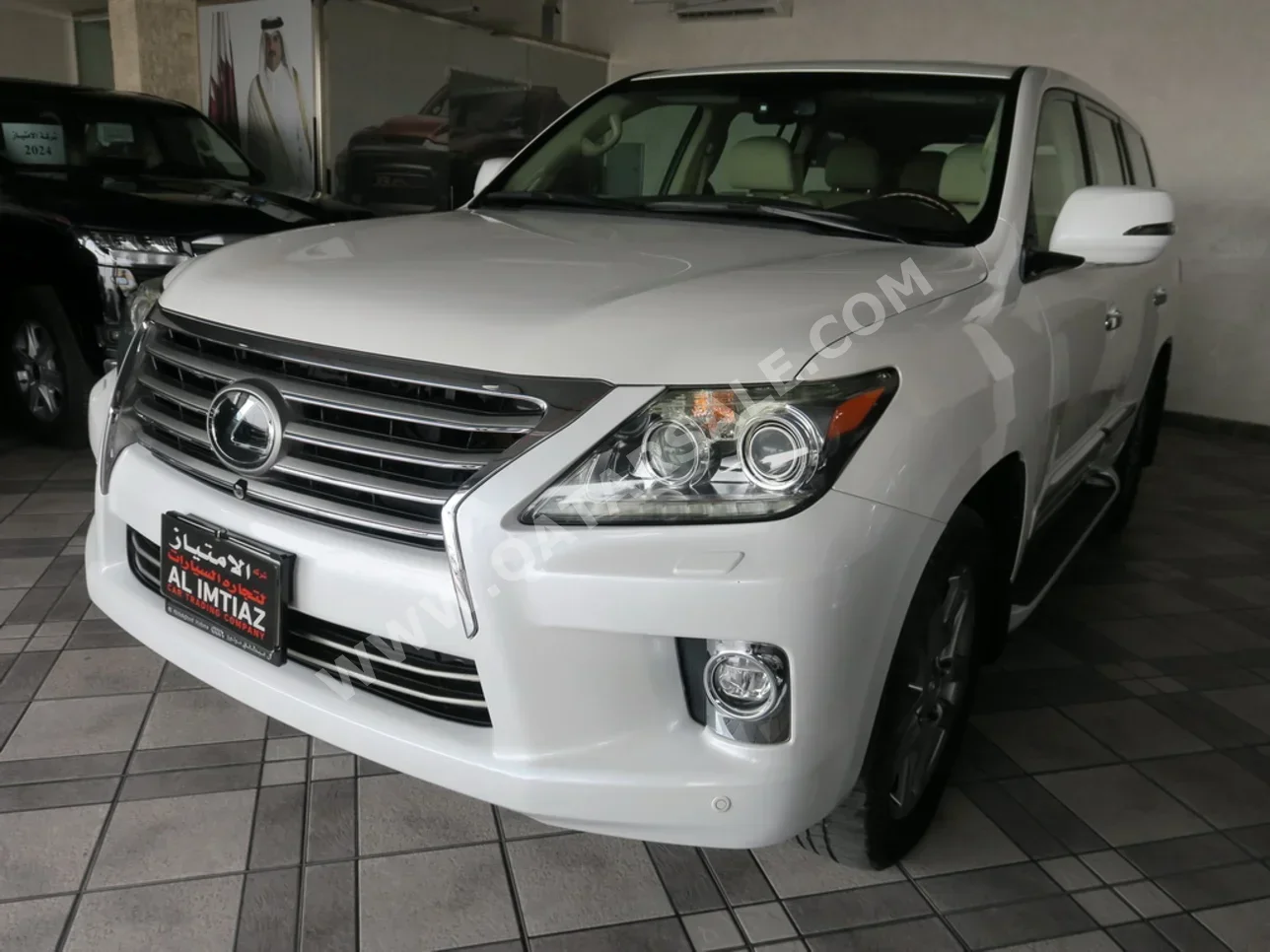 Lexus  LX  570  2014  Automatic  240,000 Km  8 Cylinder  Four Wheel Drive (4WD)  SUV  White