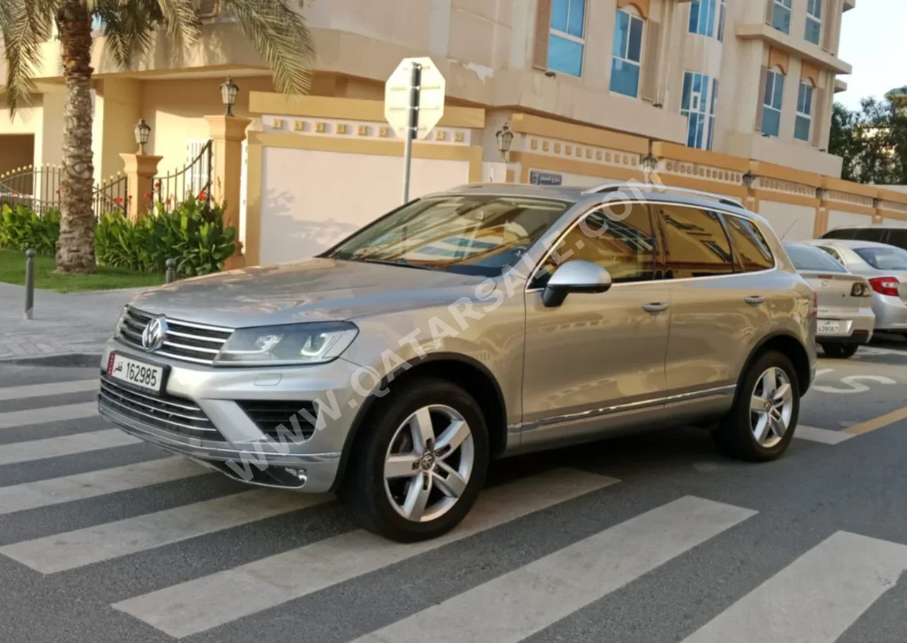 Volkswagen  Touareg  2015  Automatic  160,000 Km  6 Cylinder  All Wheel Drive (AWD)  SUV  Gold