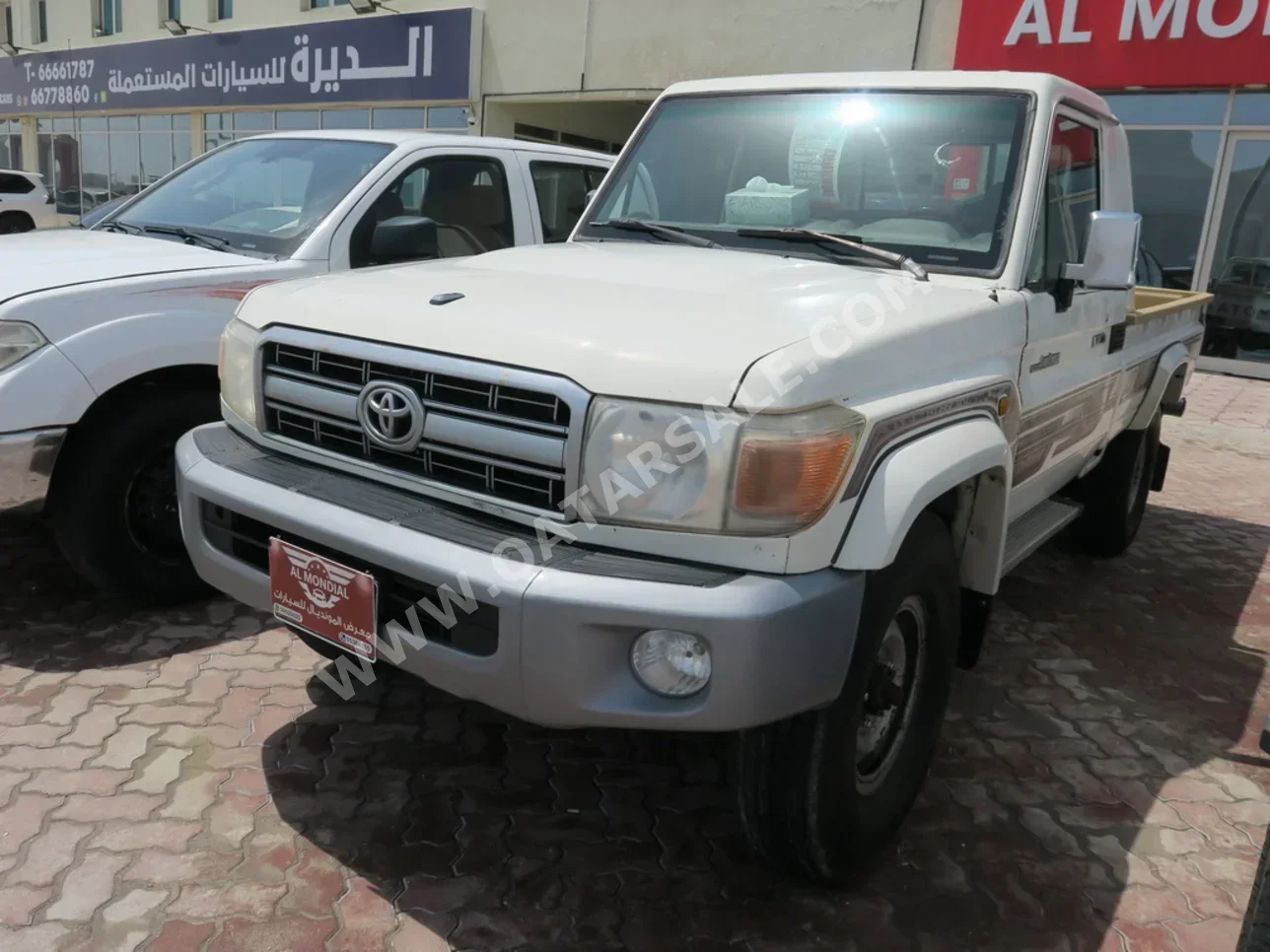 Toyota  Land Cruiser  LX  2015  Manual  228,000 Km  6 Cylinder  Four Wheel Drive (4WD)  Pick Up  White