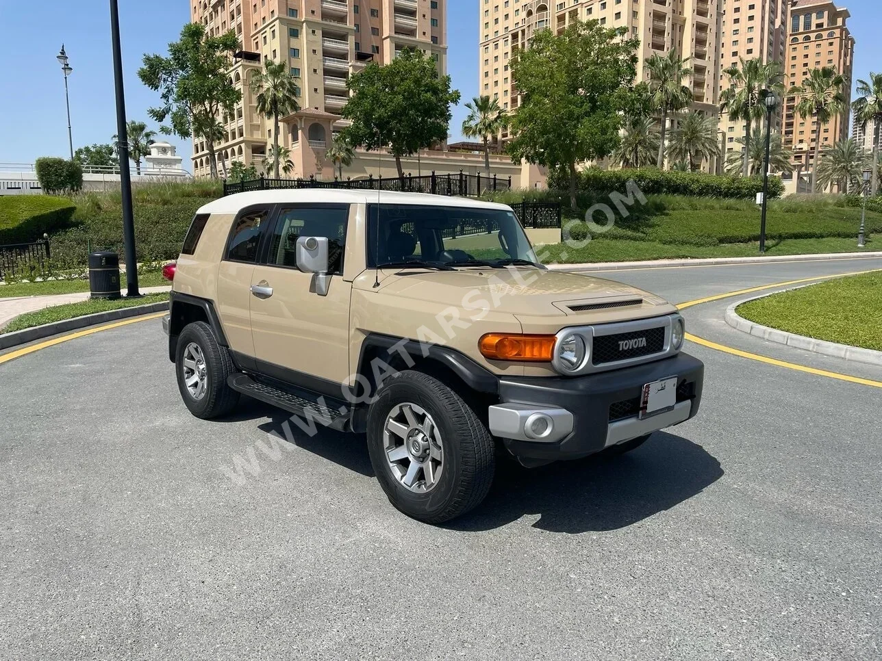 Toyota  FJ Cruiser  2015  Automatic  153,000 Km  6 Cylinder  Four Wheel Drive (4WD)  SUV  Beige