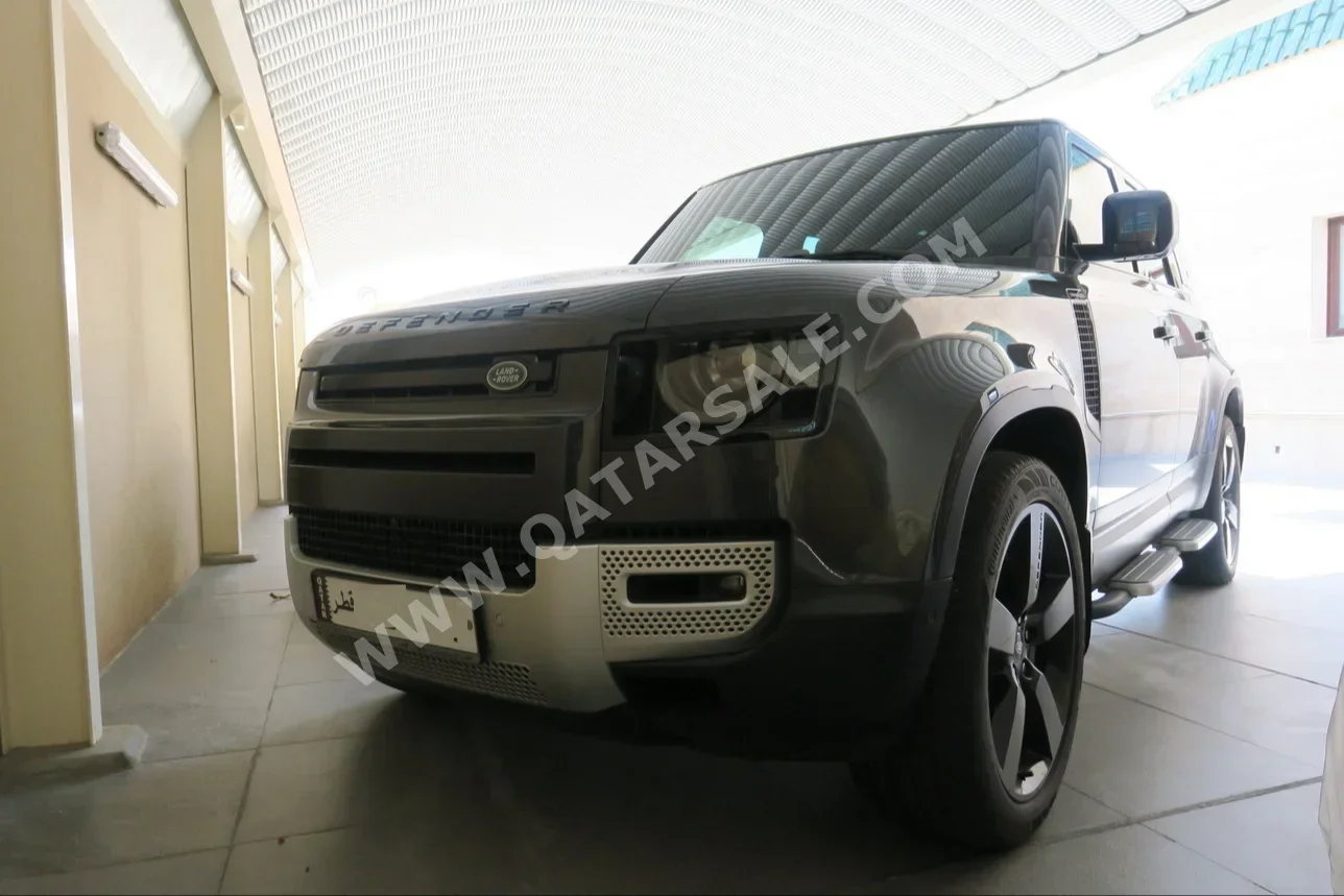 Land Rover  Defender  110 HSE  2024  Automatic  15٬000 Km  6 Cylinder  Four Wheel Drive (4WD)  SUV  Gray  With Warranty