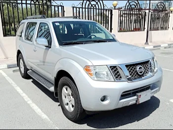 Nissan  Pathfinder  SE  2011  Automatic  154,000 Km  6 Cylinder  Four Wheel Drive (4WD)  SUV  Light Gray