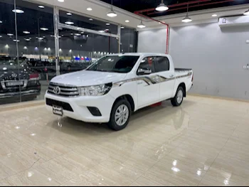 Toyota  Hilux  SR5  2017  Manual  250,000 Km  4 Cylinder  Rear Wheel Drive (RWD)  Pick Up  White