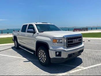  GMC  Sierra  2014  Automatic  260,000 Km  8 Cylinder  Four Wheel Drive (4WD)  Pick Up  White  With Warranty