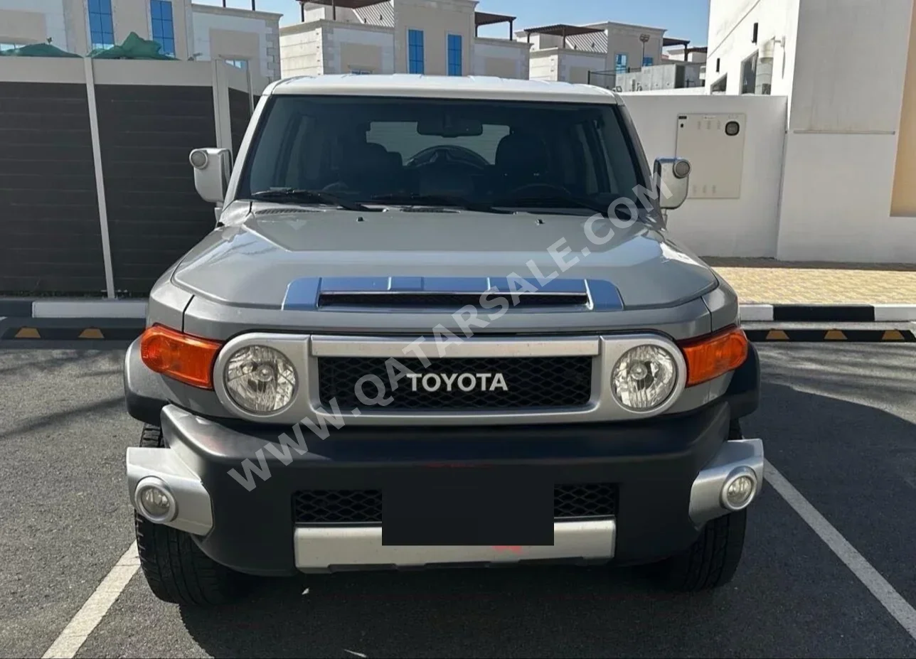 Toyota  FJ Cruiser  2017  Automatic  84,000 Km  6 Cylinder  Four Wheel Drive (4WD)  SUV  Gray Metallic