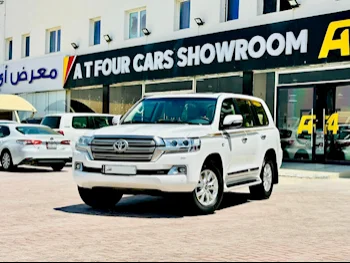 Toyota  Land Cruiser  VXR  2018  Automatic  113,000 Km  8 Cylinder  Four Wheel Drive (4WD)  SUV  White