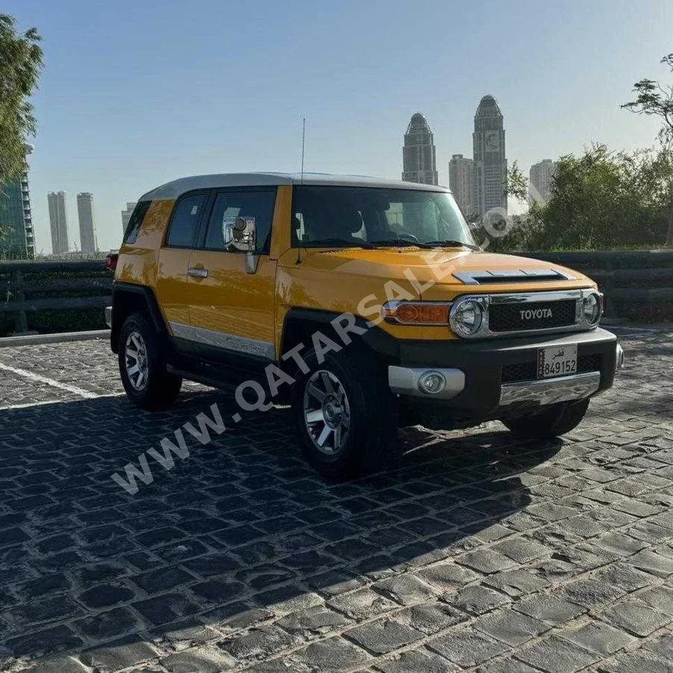 Toyota  FJ Cruiser  2019  Automatic  40٬000 Km  6 Cylinder  Four Wheel Drive (4WD)  SUV  Yellow  With Warranty