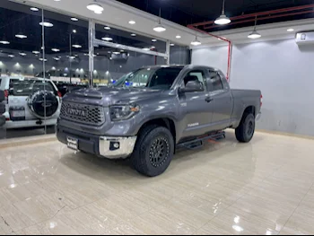 Toyota  Tundra  2015  Automatic  114,000 Km  8 Cylinder  Four Wheel Drive (4WD)  Pick Up  Gray