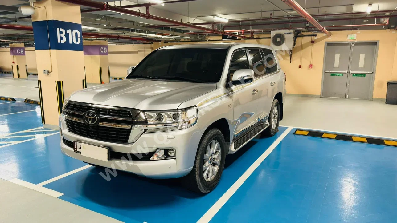 Toyota  Land Cruiser  VXR  2016  Automatic  266,000 Km  8 Cylinder  Four Wheel Drive (4WD)  SUV  Silver