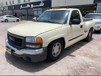 GMC  Sierra  2006  Manual  170,000 Km  8 Cylinder  Rear Wheel Drive (RWD)  Pick Up  Beige